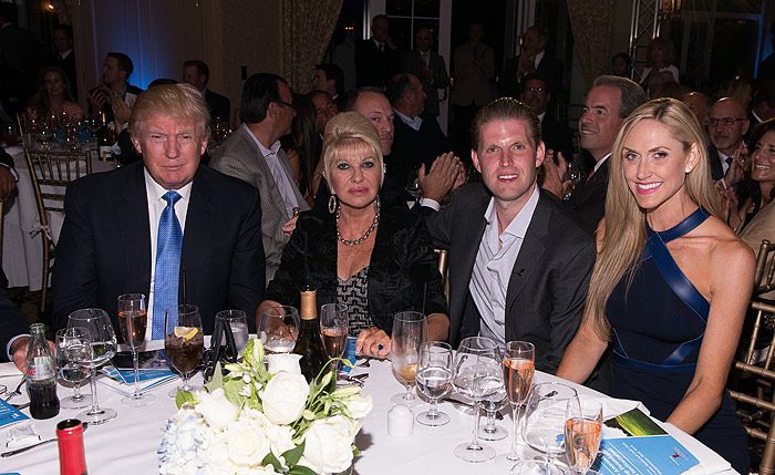 Ivana Trump con su exmarido y sus hijos