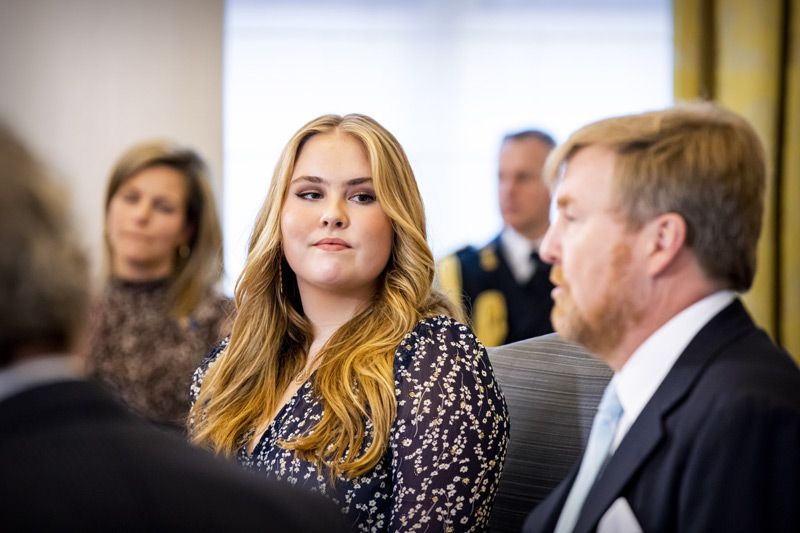 El rey Guillermo de Holanda con su hija Amalia