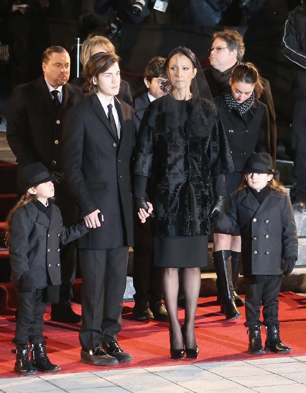 Céline Dion junto a sus tres hijos, René-Charles, de 14 años de edad, y los gemelos Eddy y Nelson de 5 años, asistió al funeral por su marido en la Basílica Notre-Dame de Montreal
