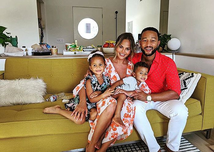 Chrissy Teigen y John Legend con sus hijas