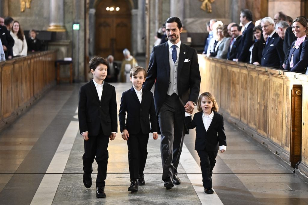 Alexander, Gabriel y Julian de Suecia con su padre Carlos Felipe de Suecia 