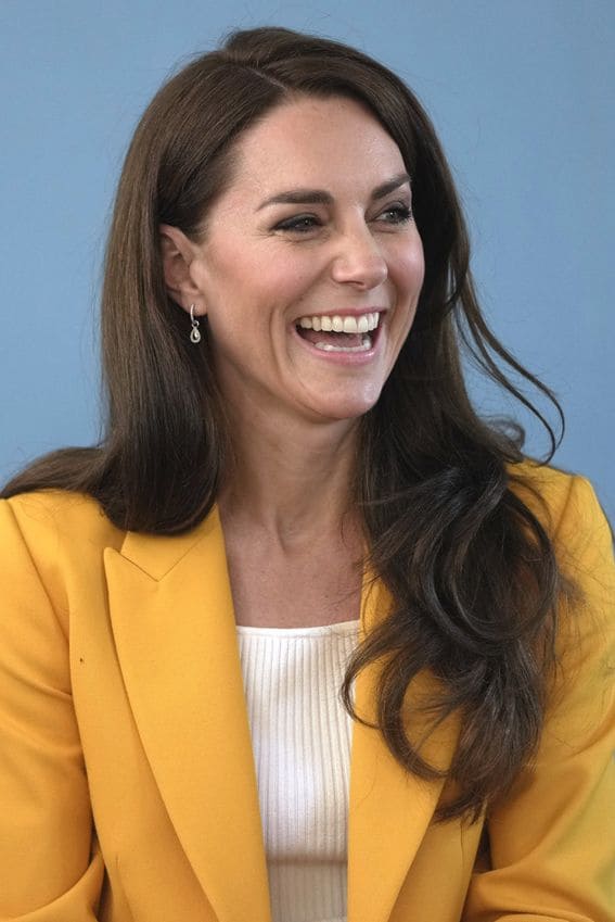 Kate Middleton estrena una americana amarilla con sus zapatillas veganas virales de Veja