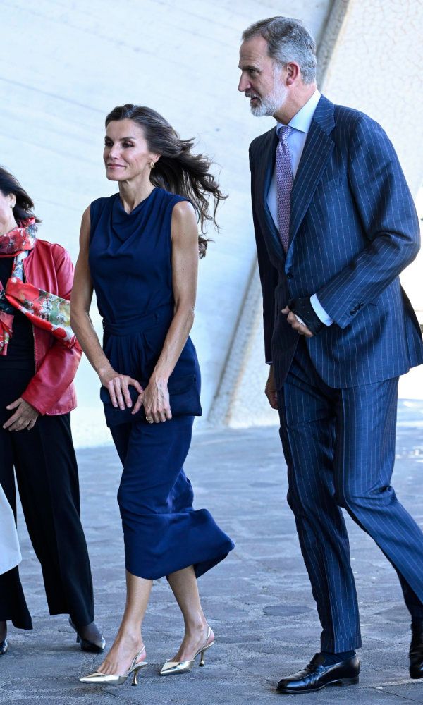 El conjunto azul de la reina Letizia en Tenerife