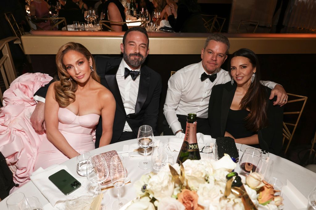 Jennifer Lopez, Ben Affleck, Matt Damon y Luciana Barroso en los Globos de Oro de 2024