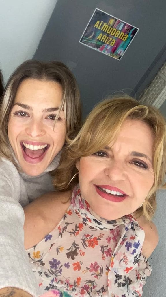 Almudena Ariza con su hija Paula en La Revuelta