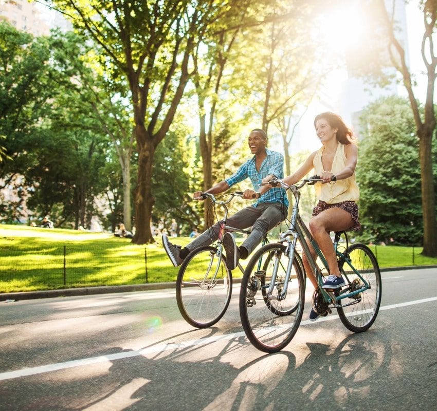 Pareja disfrutando de una ruta en bicicleta