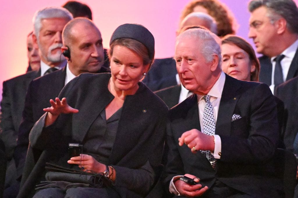 El rey Carlos III con Matilde de Bélgica en el 80º aniversario de Auschwitz