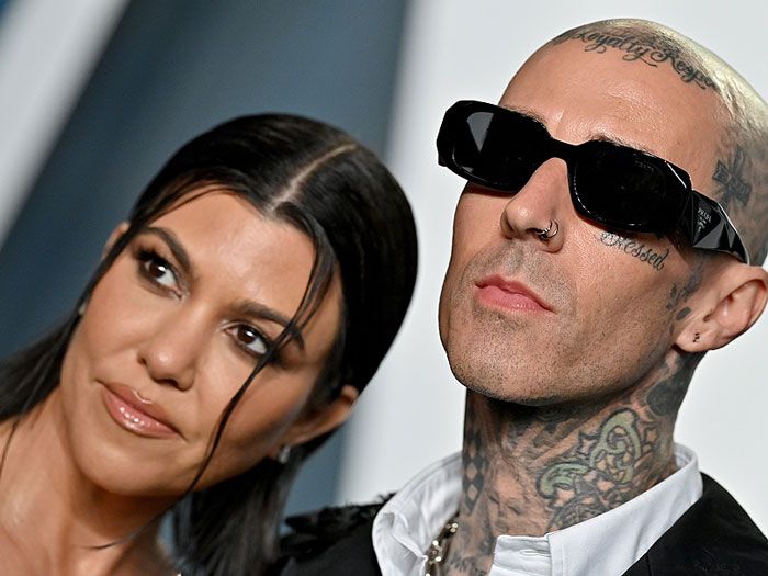 Imagen de Travis Barker y Kourtney Kardashian en una alfombra roja