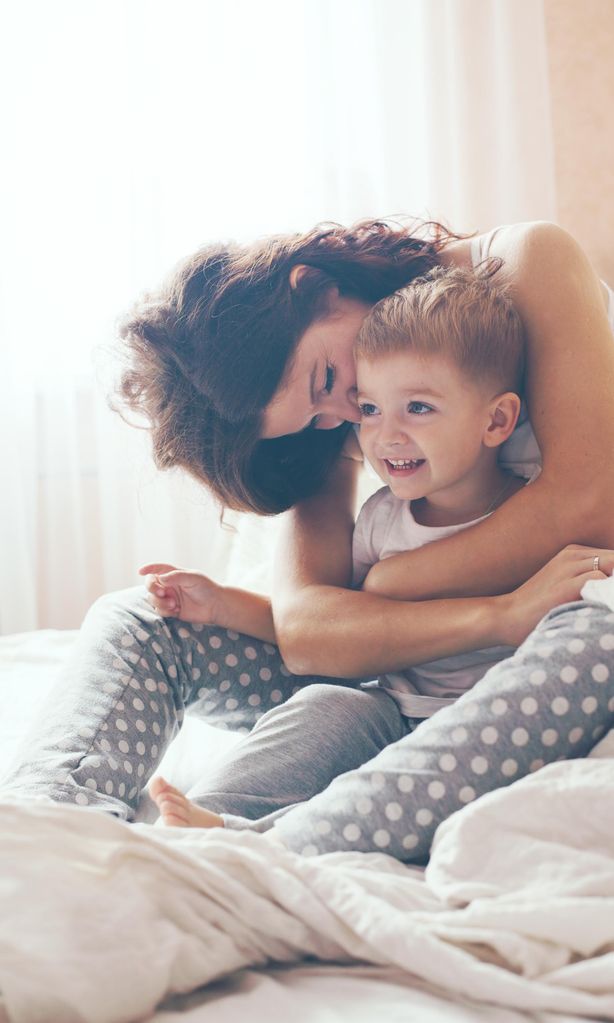 Mamá cariñosa abraza a su hijo