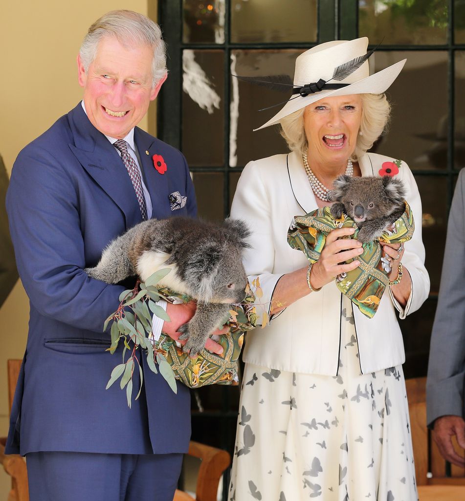 Carlos y Camilla, todavía como príncipe de Gales y duquesa de Cornualles, durante su viaje a Australia del otoño de 2012. Esa gira, que les llevó también por Papúa Nueva Guinea y Nueva Zelanda, se organizó con motivo del Jubileo de Diamante de Isabel II