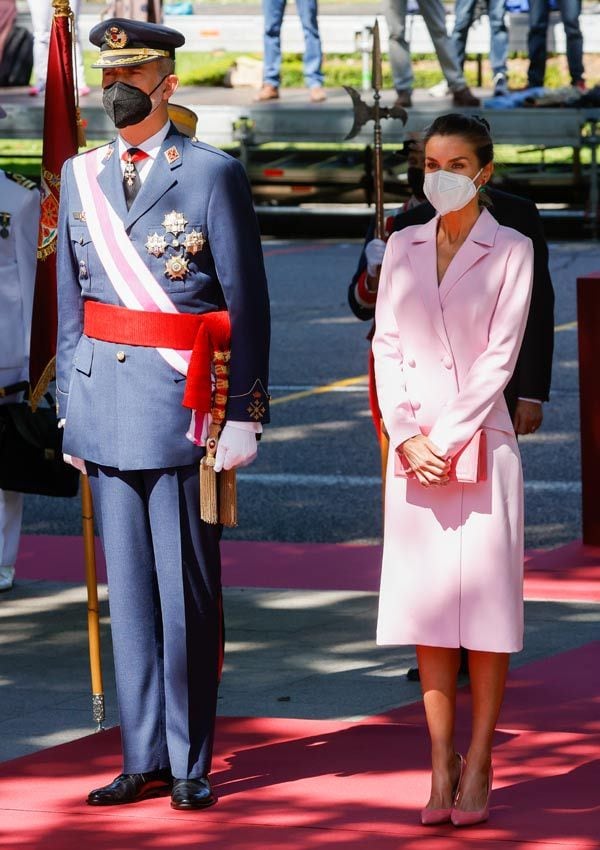 Doña Letizia con un abrigo rosa