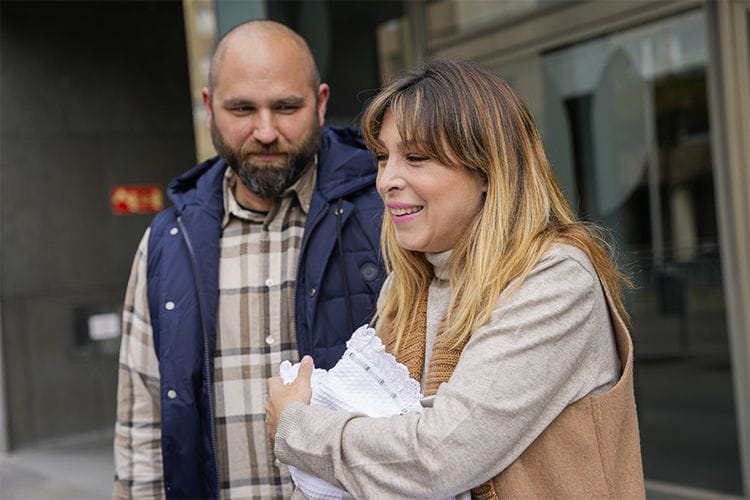 Gisela abandona el hospital con su bebé, tras someterse a una operación 72 horas después de dar a luz