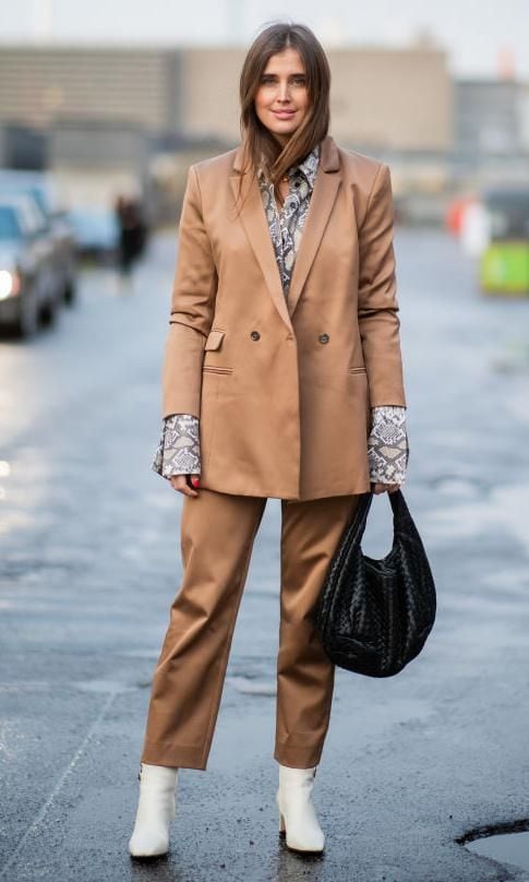 look de traje sastre nude con botas blancas