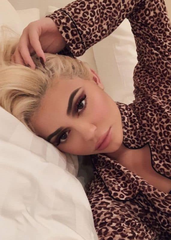 Kylie Jenner con rostro impecable y facciones afinadas con atuendo de leopardo