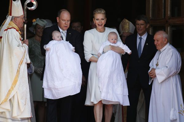 Alberto y Charlene de Mónaco con los recién bautizados, los príncipes Jacques y Gabriella
