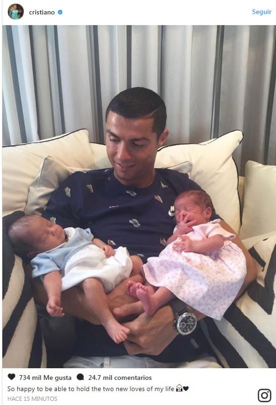 Cristiano Ronaldo presenta a sus mellizos