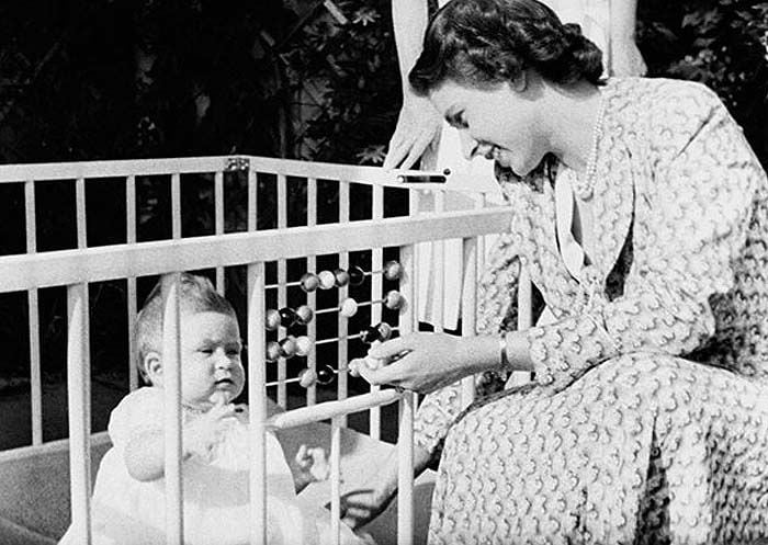 Isabel II con su hijo Carlos de Inglaterra