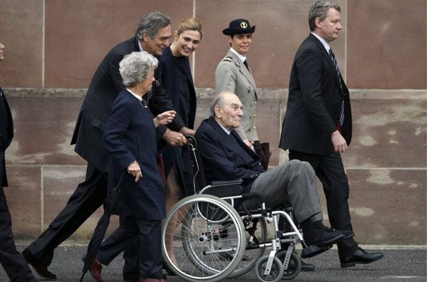 Julie Gayet a su llegada a la ceremonia acompañada de sus padres y su abuelo, Alain Gayet, que acudió en silla de ruedas
