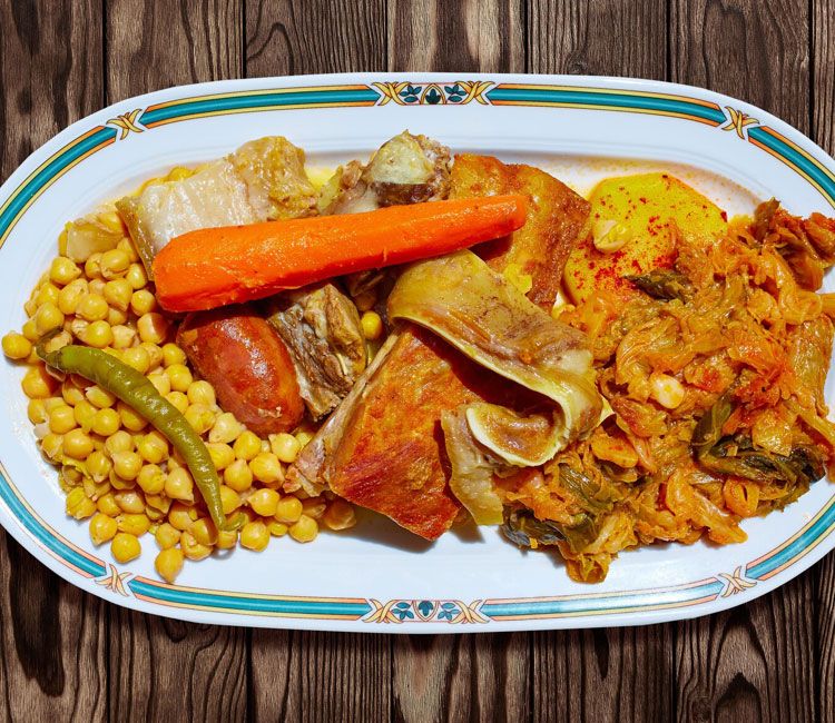 Bandeja con oreja de cerdo, garbanzos, chorizo y verduras.