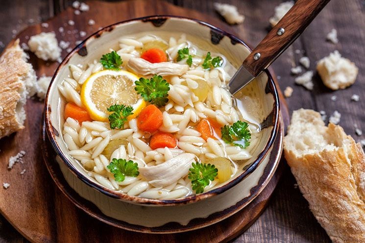 Sopa de pollo, zanahoria y orzo al limón