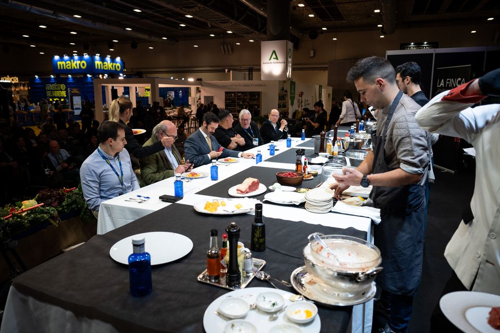 Los concursante, elaborando sus recetas frente al jurado