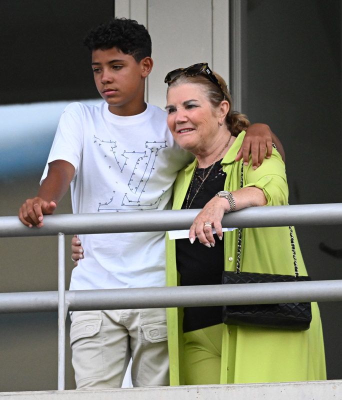 Cristiano Ronaldo Jr. junto a su abuela 