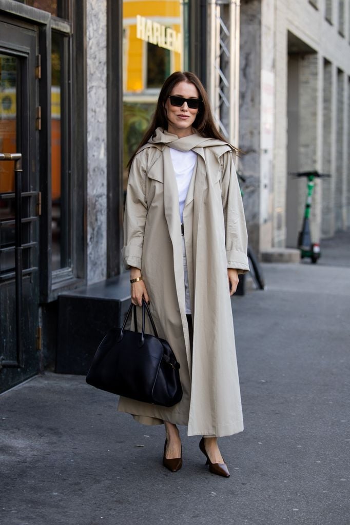 Annabel Rosendahl lleva bolso negro, gabardina beige en la Semana de la Moda de Oslo 2024 el 27 de agosto de 2024 en Oslo, Noruega.