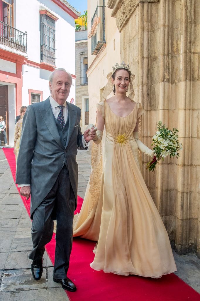 Sol Medina, llegando a su boda de la mano de su padre, el duque de Segorbe