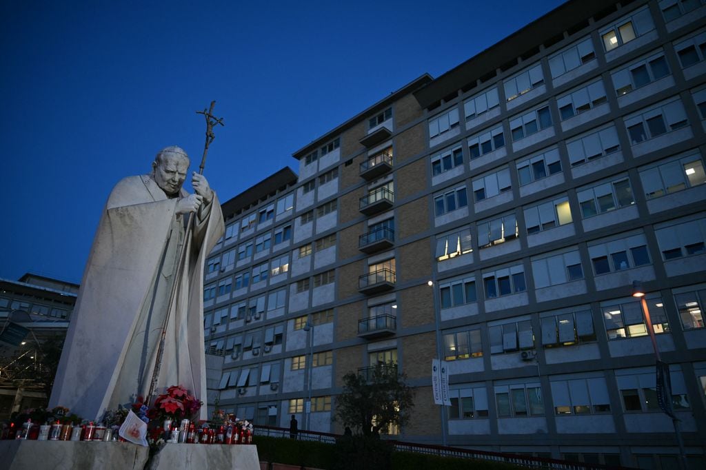 A las afueras del hospital Gemelli, donde se encuentra el Papa Francisco, algunos fieles han encendido veladoras en torno a la estatua del Papa Juan Pablo II