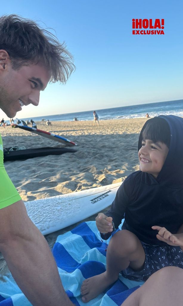 En este viaje, el pequeño Leoncito mostró su inquietud por el surf. En la foto, padre e hijo, en una imagen captada por África Zavala.