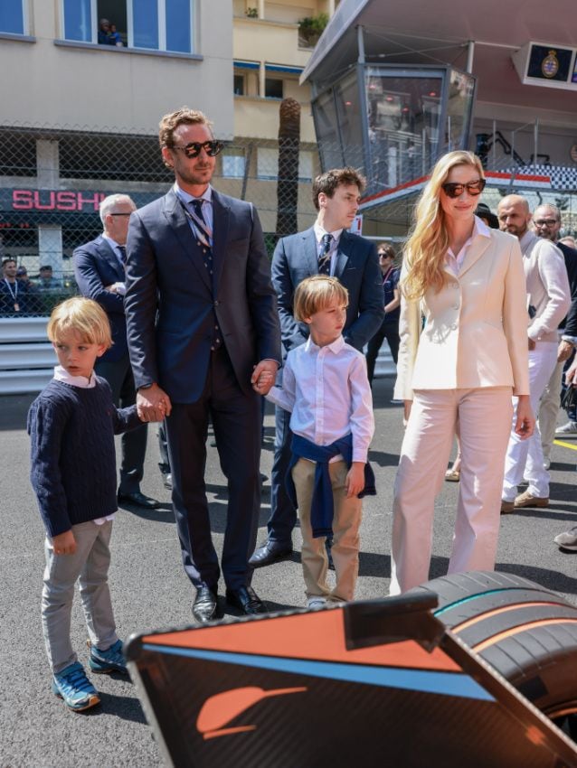 Pierre Casiraghi y Beatrice Borromeo con sus hijos