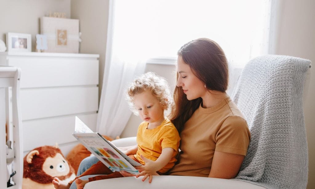 madre leyendo un cuento a su beb 