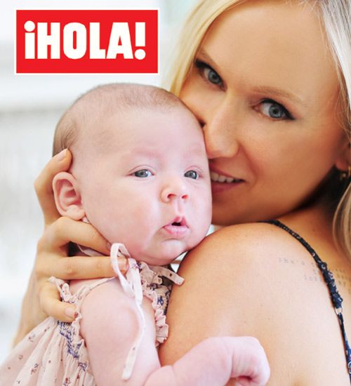 Kimberly Stewart, hija del famoso cantante Rod Stewart, es la viva imagen de la felicidad al posar en exclusiva para ¡HOLA! con su hija, Delilah, en brazos