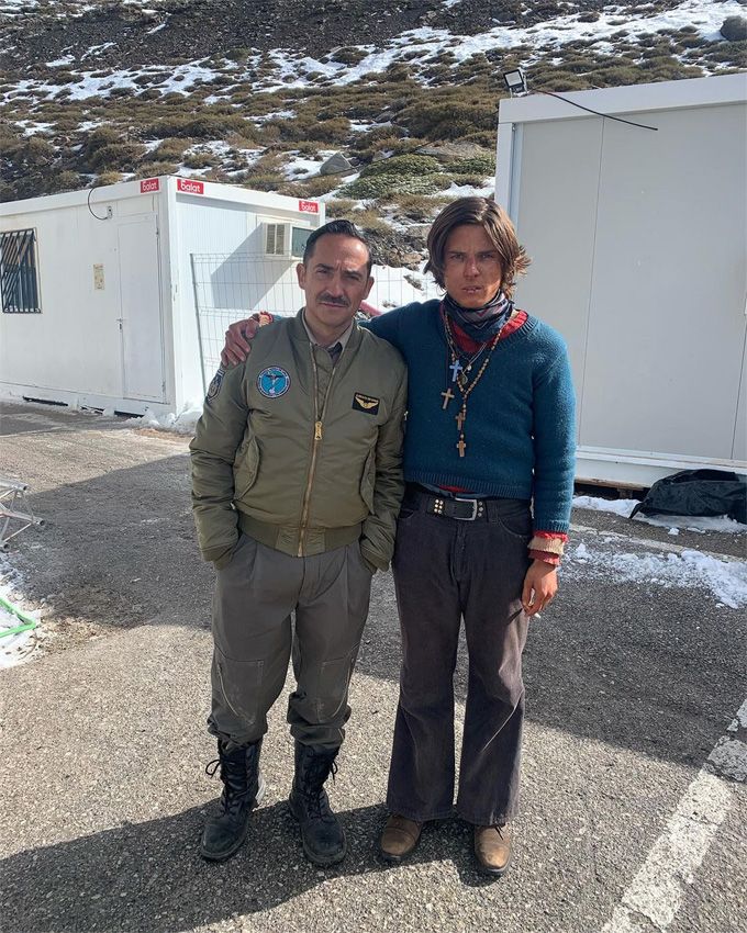 Carlos García Bayona con Matías Recalt en el rodaje de La sociedad de la nieve