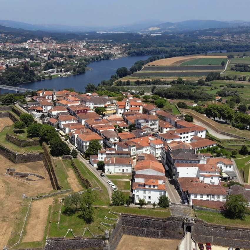 vista aerea de valenca do minho en portugal junto a la frontera con espana