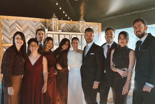 Los novios junto a Carla Suárez y otros invitados