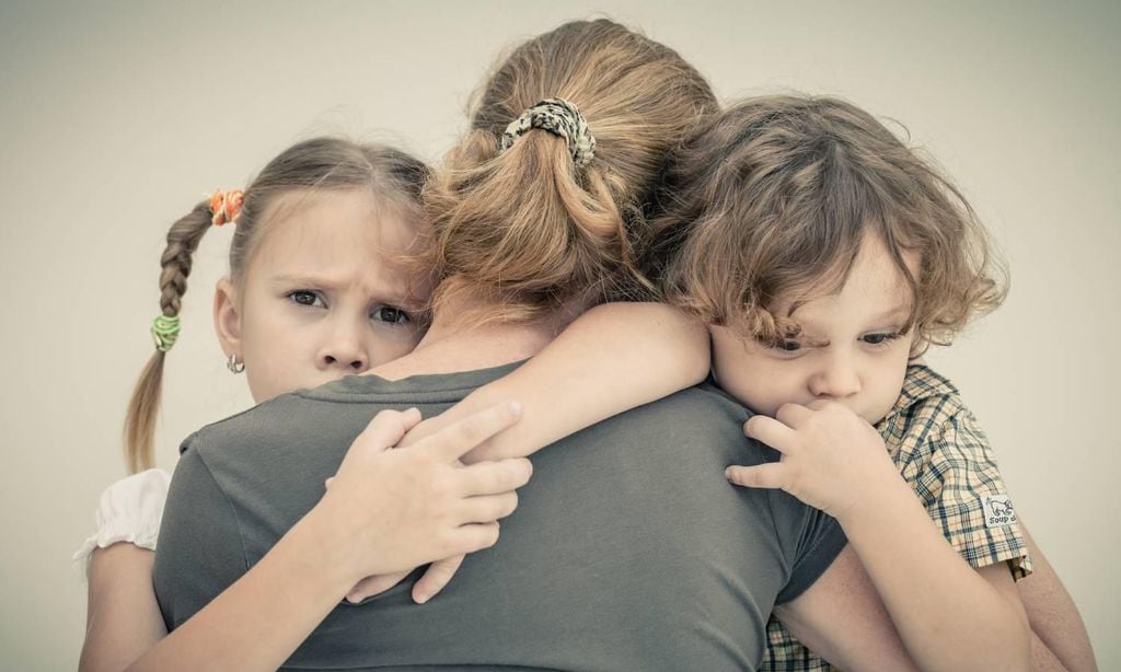 ni os asustados abrazados a su madre