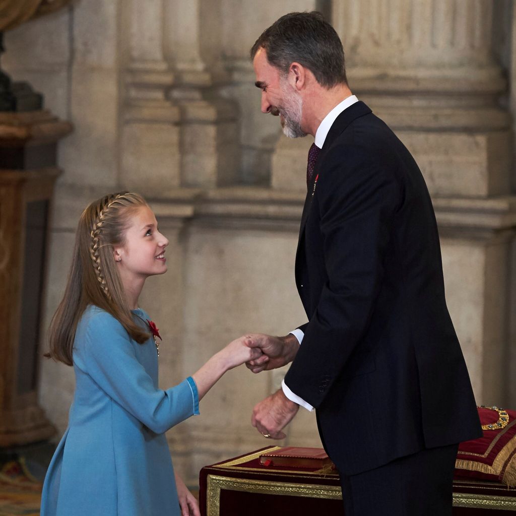king felipe of spain delivers collar of the distinguished 39 toison de oro 39 to princess leonor