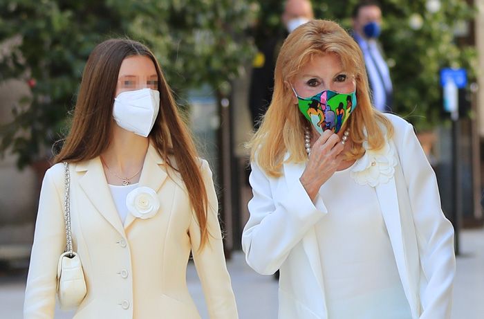 Carmen Thyssen, fotografiada con una de sus hijas