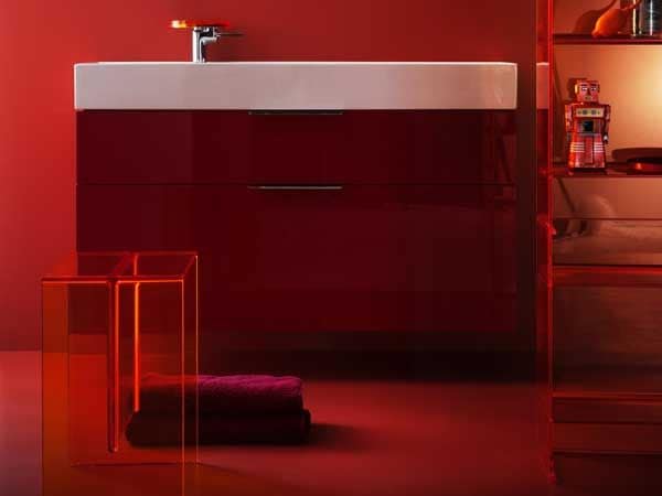 Los auxiliares son capaces de renovar el look de un espacio en un segundo. Úsalos para dar vida y una nota de color, como en este ambiente de Kartell by Laufen.
