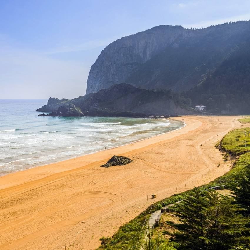 playa de laga y mar cantabrico en la costa vasca vizcaya