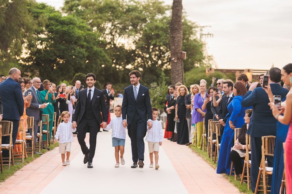 Juan Carlos y Javier llegando al altar