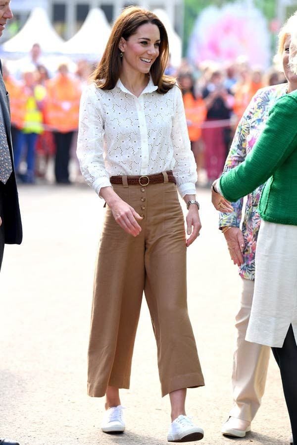 Kate Middleton con camisa blanca y pantalones 'culotte'