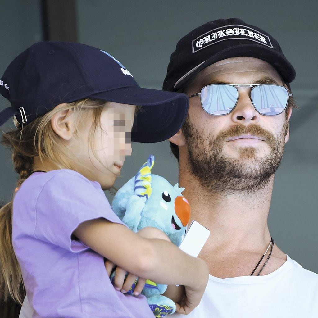 Chris Hemsworth, con su hija mayor en brazos.