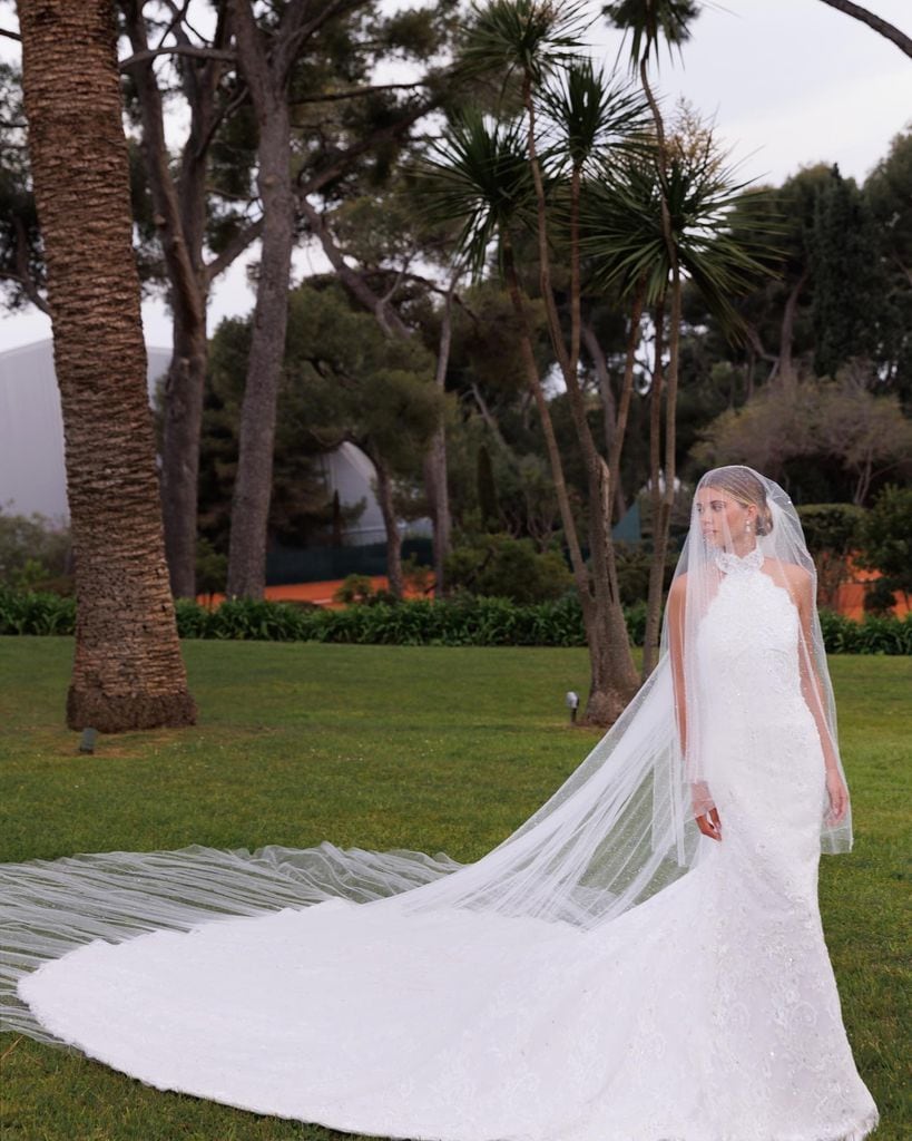 Vestido de novia de Sofia Richie con escote halter