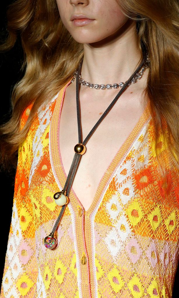 los collares alargados se incluyen entre las tendencias de accesorios para el verano de 2020