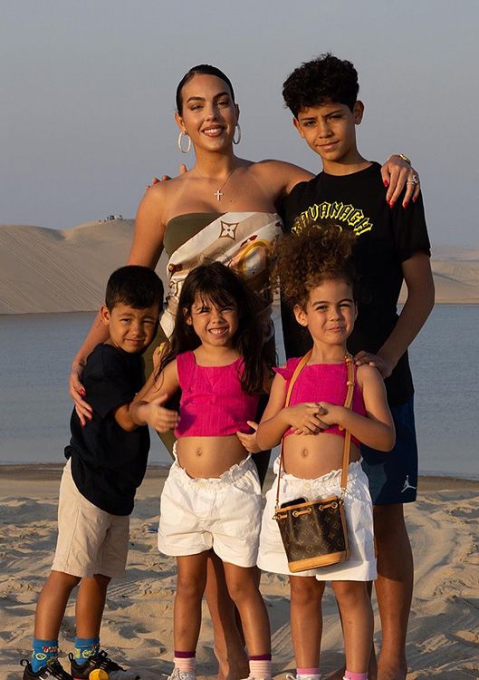 Georgina con sus niños en el desierto 