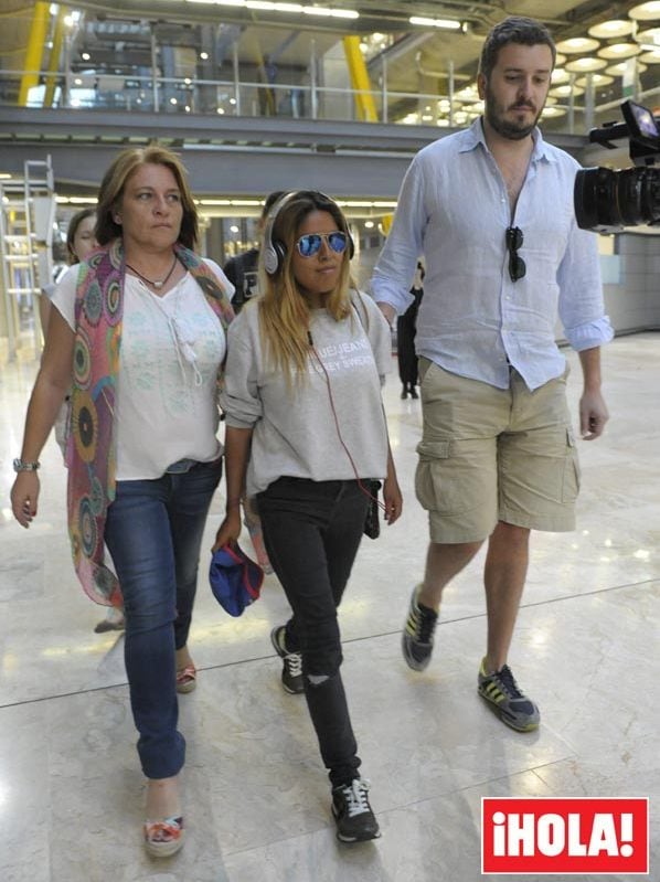 Isa Pantoja llegaba de Honduras a la terminal 4 del aeropuerto Adolfo Suárez Madrid Barajas, escoltada por miembros del equipo de Supervivientes
