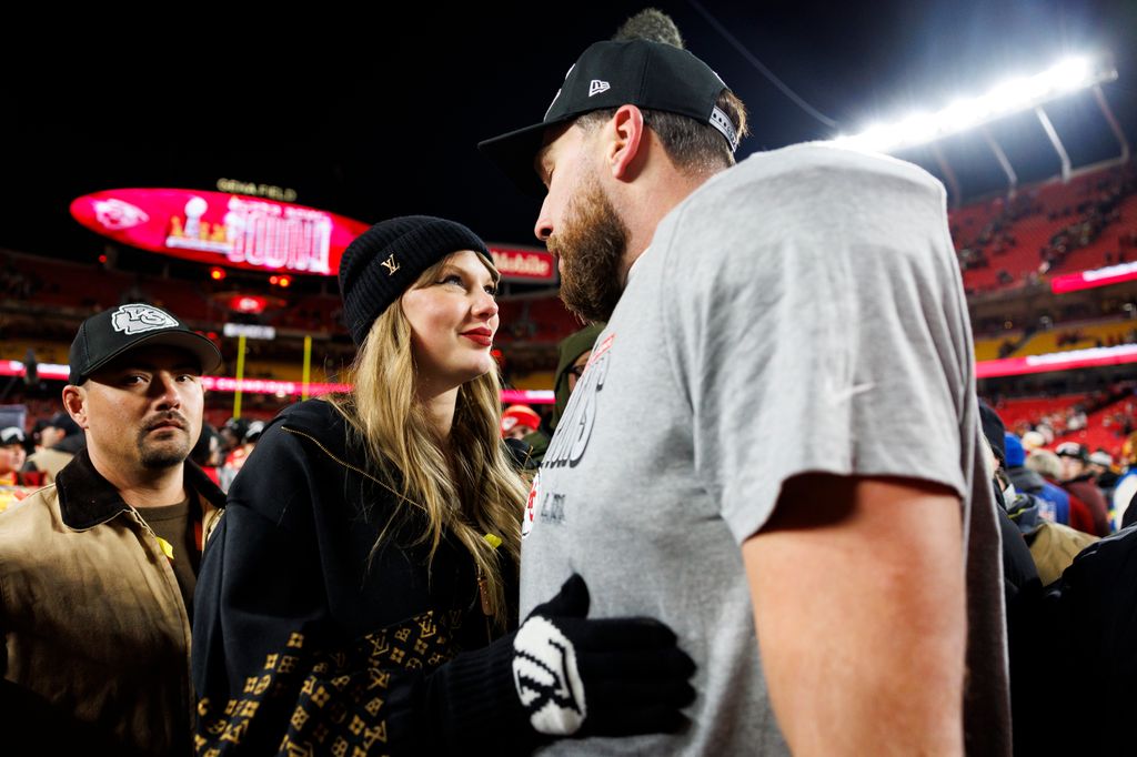 El apasionado beso entre Taylor Swift y Travis Kelce tras clasificarse para la Super Bowl