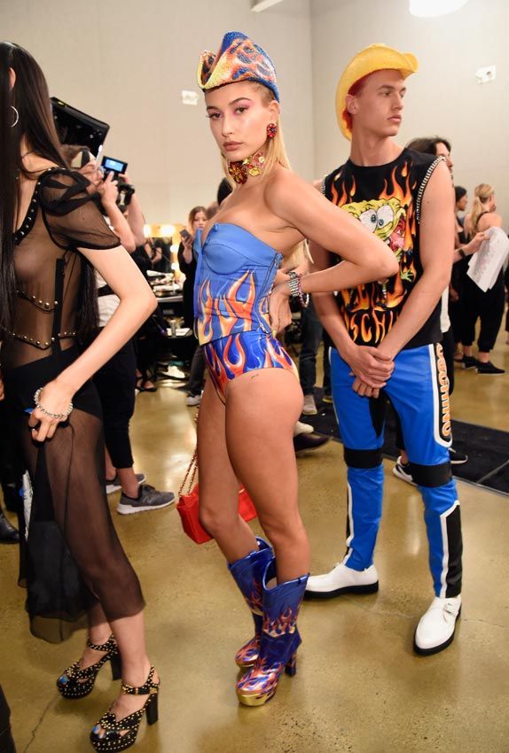 hailey_baldwin_moschino1a